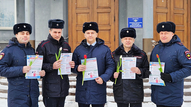 В Иванове участковые поздравляют женщин с 8 марта